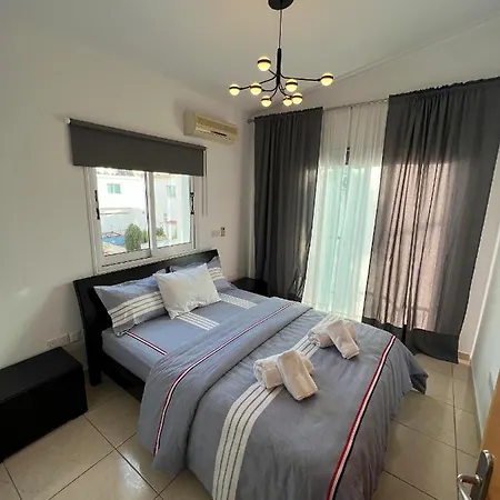 Three Bedroom Casa De Вилла Пафос